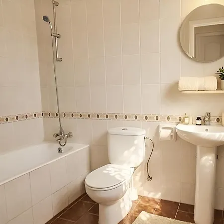 Mit Meerblick, Balkon & Pool, Lage, Nahe Hafen & Nur 5 Minuten Zum Paphos
