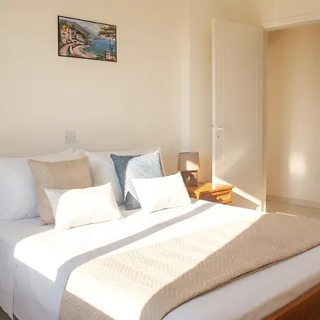 Mit Meerblick, Balkon & Pool, Lage, Nahe Hafen & Nur 5 Minuten Zum *